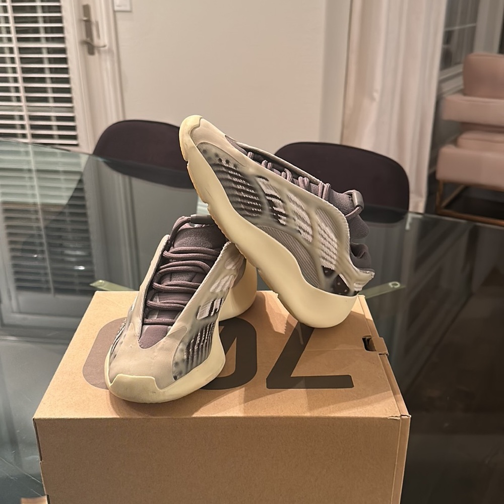 Yezzy 700v3 size 5 used 10 times